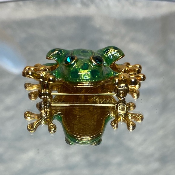 Vintage Brooch / Pin, Figural Frog, Green Enamel with Black Stones, Gold Tone - Picture 8 of 11
